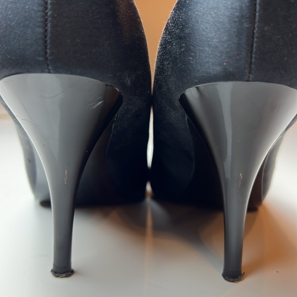 🖤WHITE HOUSE BLACK MARKET BLACK SATIN 4” OPEN TOE HEELS WITH BOW SIZE 7🖤 - Picture 12 of 16
